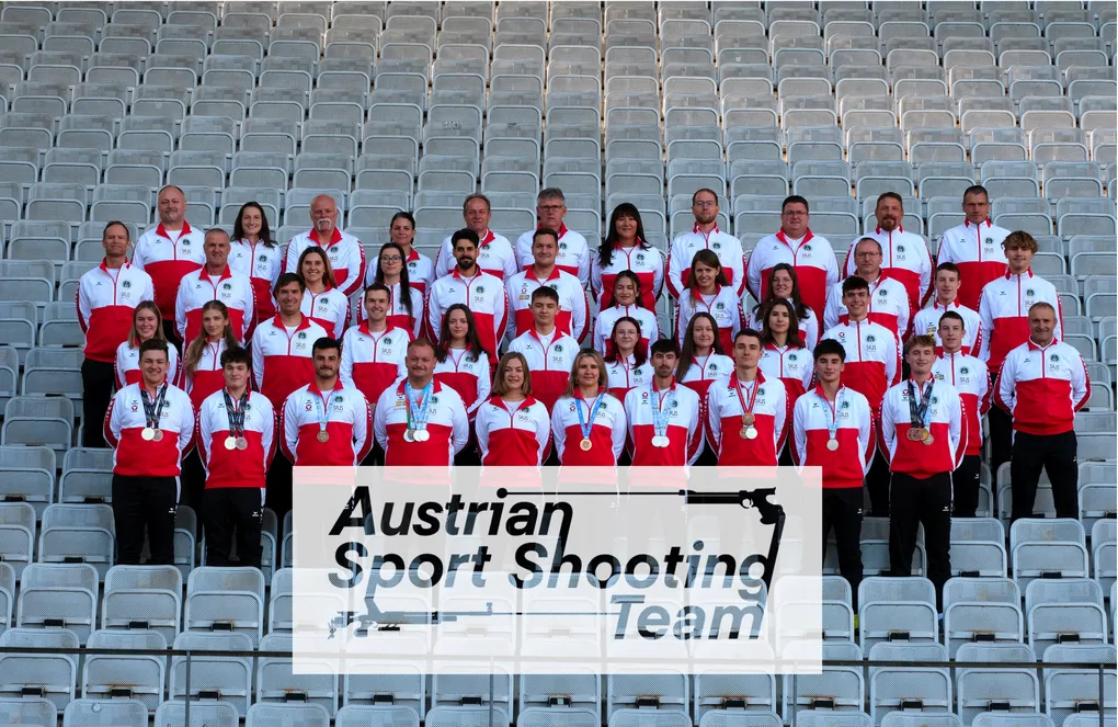 Das Team mit dem Logo von Austrian Sport Shooting Team
