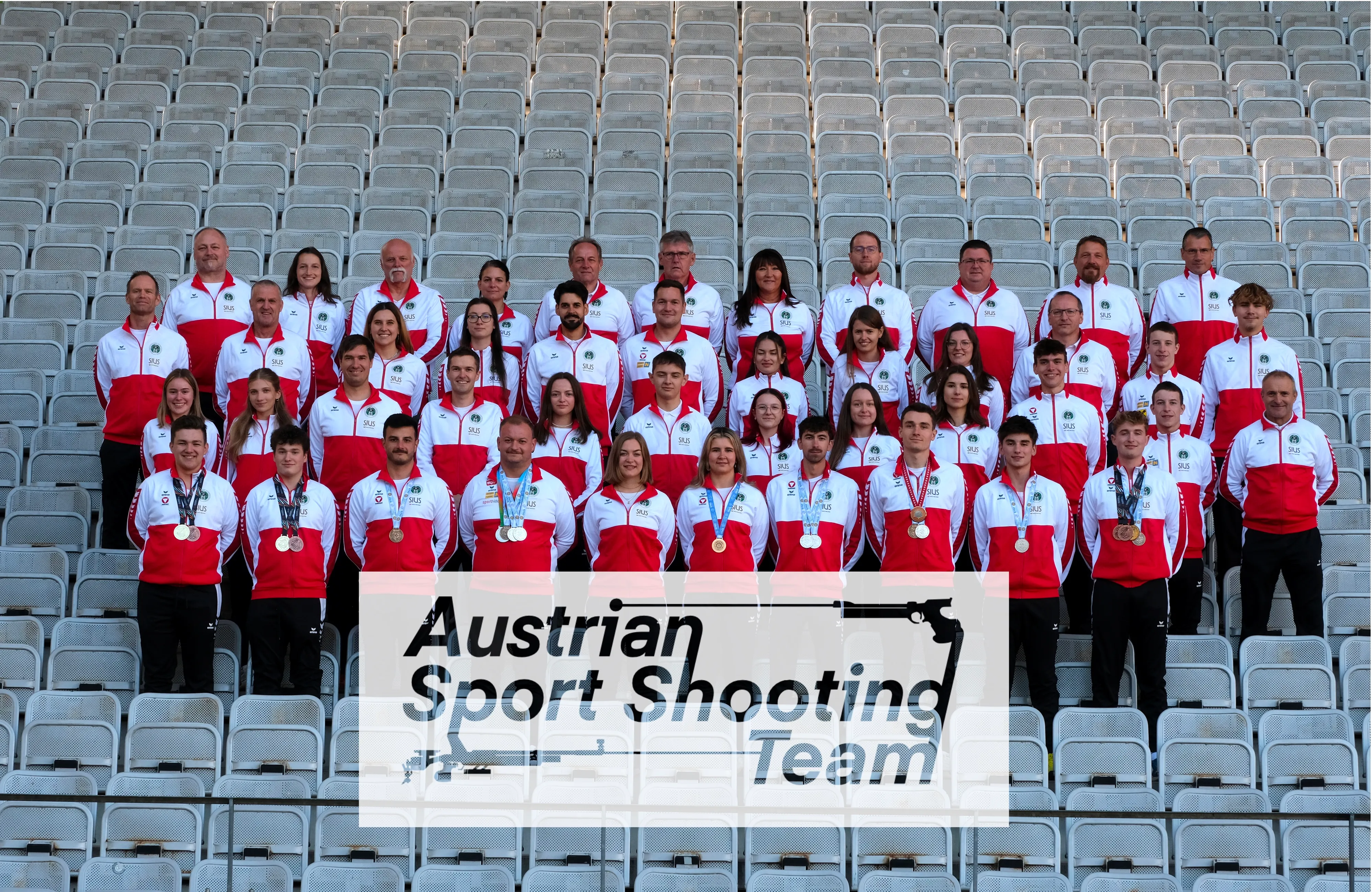 Das Team mit dem Logo von Austrian Sport Shooting Team